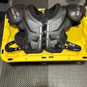 Mens Xenith Shoulder pads worn 1 season 
medium 17"-18" football shoulder pad